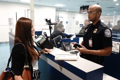 Los agentes del CBP se encargan de revisar el historial de las personas extranjeras que ingresan a Estados Unidos