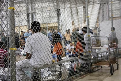 Los agentes del ICE deben hacer una revisión de criterios antes de proceder con las detenciones de personas indocumentadas (Archivo: CBP vía AP)