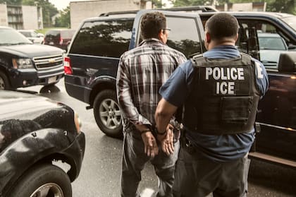 Los agentes del ICE deben respetar al migrante si expresa "Estoy ejerciendo mi derecho a guardar silencio" durante una detención en Nueva York