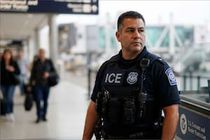 Qué tipo de inmigrantes detiene el ICE en aeropuertos de EE.UU.