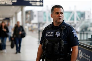 Qué tipo de inmigrantes detiene el ICE en aeropuertos de EE.UU.