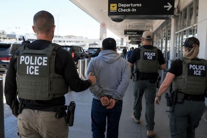 Los agentes del ICE en aeropuertos bucan a migrantes que tengan su período de estancia vencido en Estados Unidos