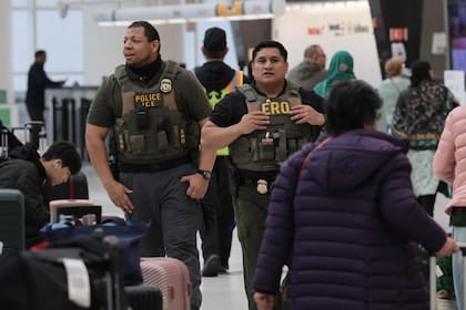 Los agentes del ICE pueden interrogar a viajeros, revisar documentos y retener a personas que sospechen que están en violación de las leyes migratorias