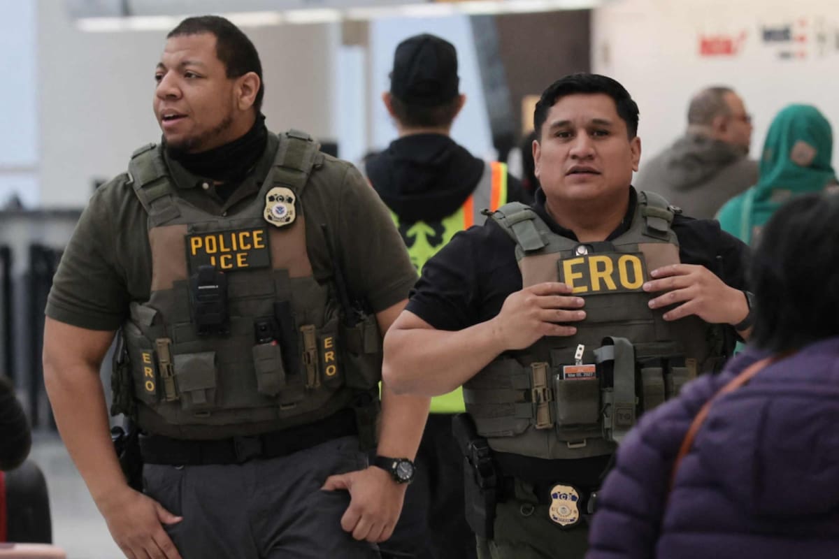Los agentes del ICE pueden interrogar a viajeros, revisar documentos y retener a personas que sospechen que están en violación de las leyes migratorias