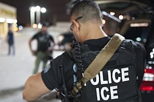 Los agentes del ICE se encargan de identificar y remover a extranjeros indocumentados