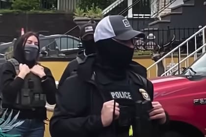 Los agentes del ICE utilizan máscaras para cubrirse la cara en ciertos operativos