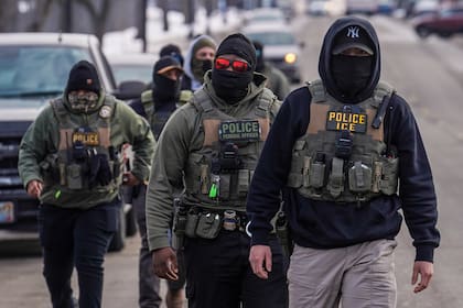 Los agentes del Servicio de Inmigración y Control de Aduanas de Estados Unidos (ICE) podrían contar próximamente con guantes capaces de aplicar descargas eléctricas