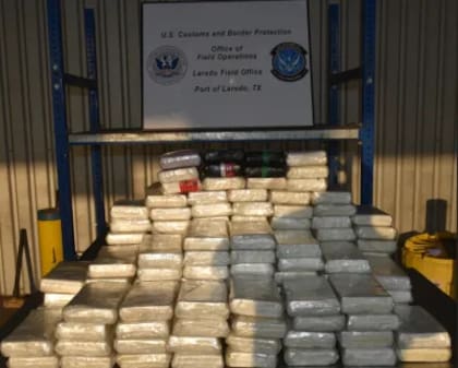 Los agentes descubrieron 144 paquetes de cocaína ocultos en un camión