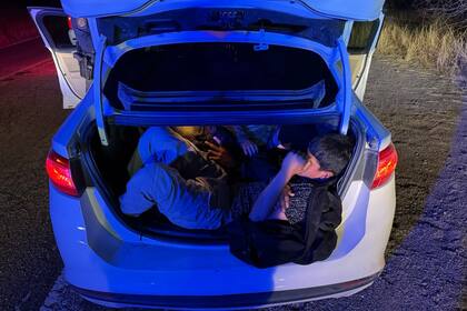 Los agentes detectaron a siete inmigrantes, algunos de ellos en el baúl del auto