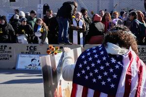 Los agentes federales continúan los arrestos en Chicago mientras inician otros operativos en Charlotte, Carolina del Norte