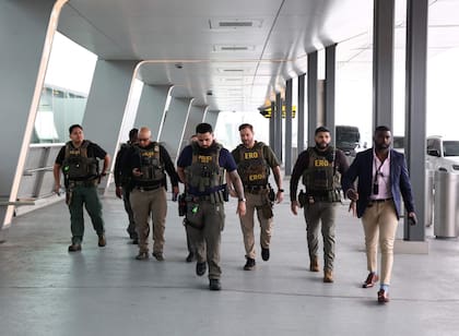 Los agentes federales interceptan a los pasajeros en diversas etapas del viaje: antes de abordar, al aterrizar, durante escalas o incluso retirándolos directamente del avión