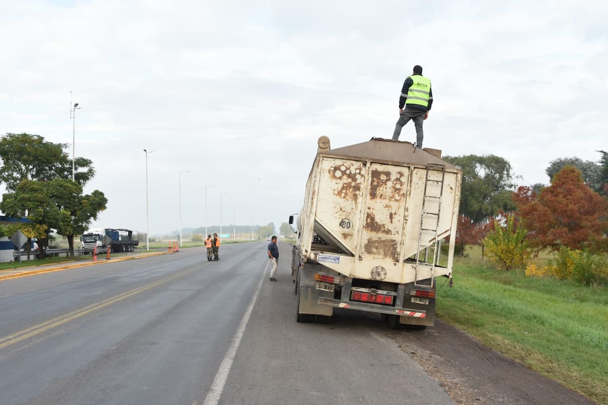 Los agentes fiscalizan que los camiones cuenten con toda la documentación requerida, incluyendo la Carta de Porte, el Código de Operaciones de Traslado (COT) y otros papeles que acrediten la legalidad del transporte