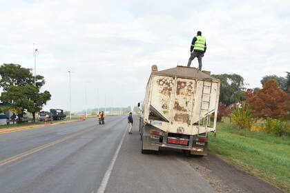 Los agentes fiscalizan que los camiones cuenten con toda la documentación requerida, incluyendo la Carta de Porte, el Código de Operaciones de Traslado (COT) y otros papeles que acrediten la legalidad del transporte