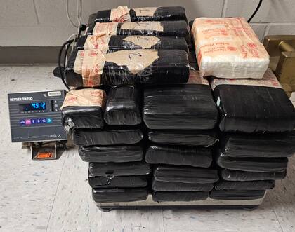 Los agentes incautan 1,4 millones de dólares en cocaína en un camión con remolque que transportaba un camión cisterna en el puerto de entrada de Eagle Pass