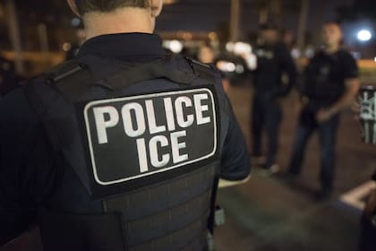 Los agentes la detuvieron poco después de su cita por las huellas dactilares y no pudo despedirse de su pareja y bebé