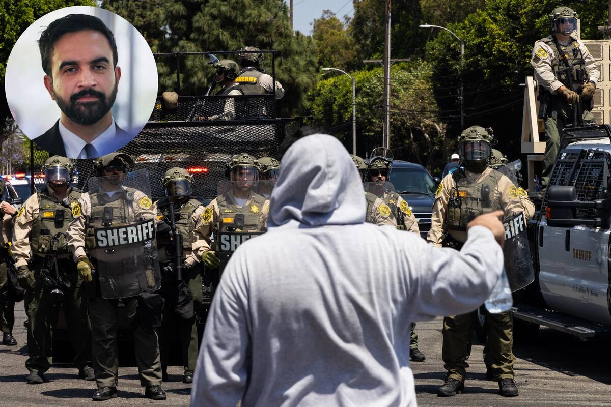 Los agentes llegaron al lugar con el objetivo de arrestar a trabajadores ambulantes que presuntamente vendían productos falsificados