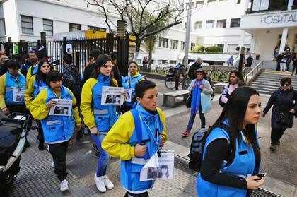 Los agentes marcharon al hospital Fernández donde se encuentra internado Santiago
