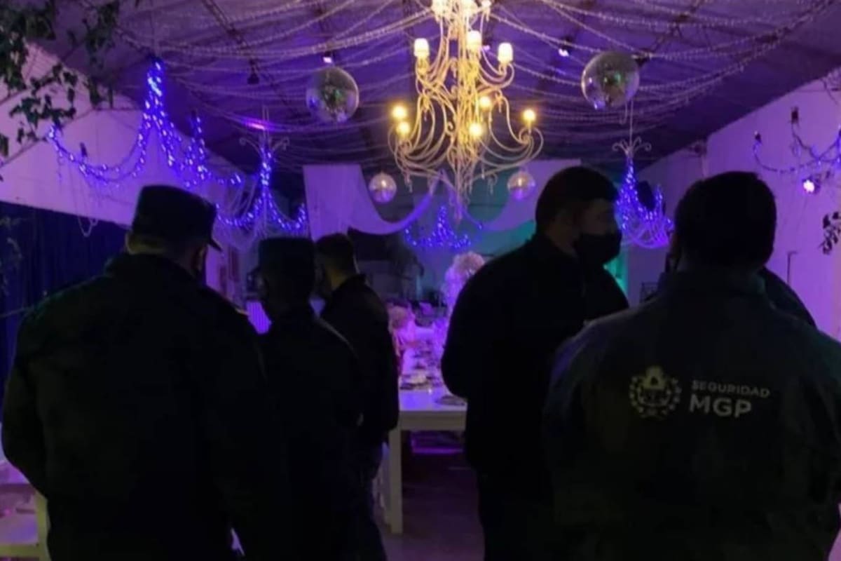 Los agentes municipales y bonaerense llegaron por una denuncia de una fiesta clandestina a una finca de Sierra de los Padres, y allí los participantes de una reunión de intercambio de parejas creyeron que venían a hacer un show erótico