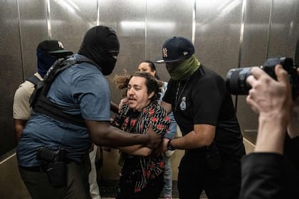 Los agentes pueden usar ropa de civil siempre y cuando se identifiquen al momento del arresto