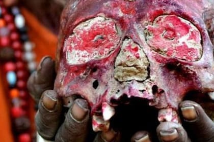 Los Aghori usan cráneos humanos para sus rituales