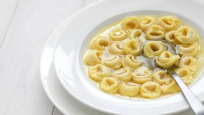 Los agnolotti son un tipo de pasta rellena de carne, que generalmente se hace en forma de capeletti grande