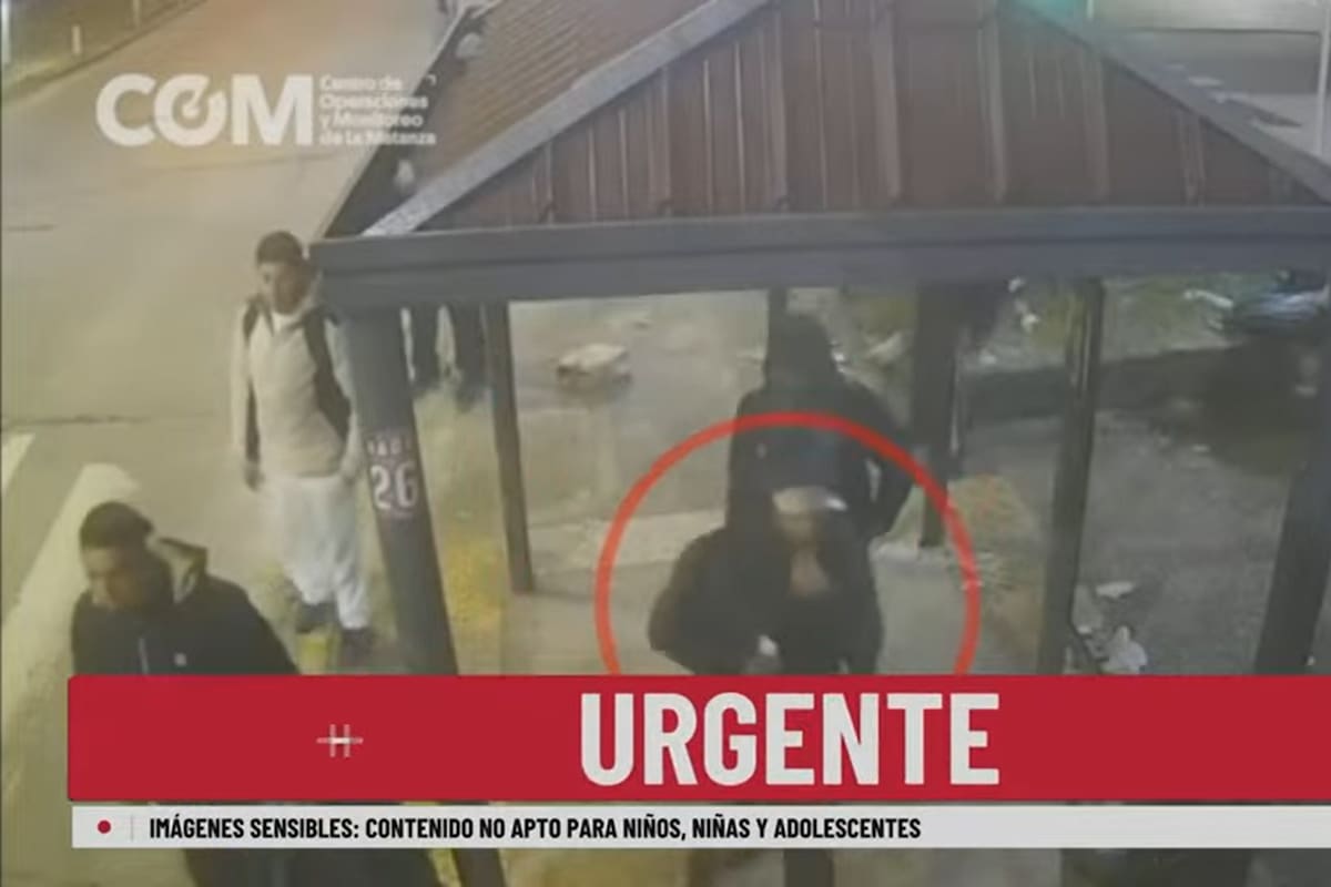 Los agresores en la parada del colectivo.
