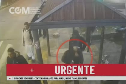 Los agresores en la parada del colectivo.