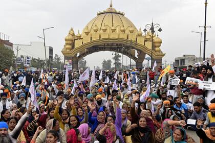 Los agricultores gritan consignas durante una huelga general en todo el país para protestar contra las recientes reformas agrícolas en Amritsar el 8 de diciembre de 2020