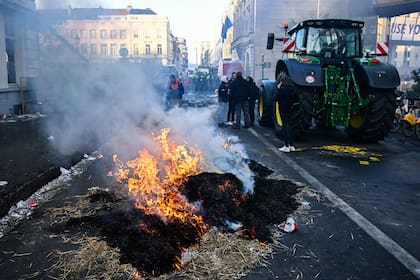 Los agricultores prendieron fuego a la plaza de Luxemburgo durante una protesta de los agricultores en el barrio europeo mientras los líderes europeos se reúnen para una cumbre de la UE en Bruselas.