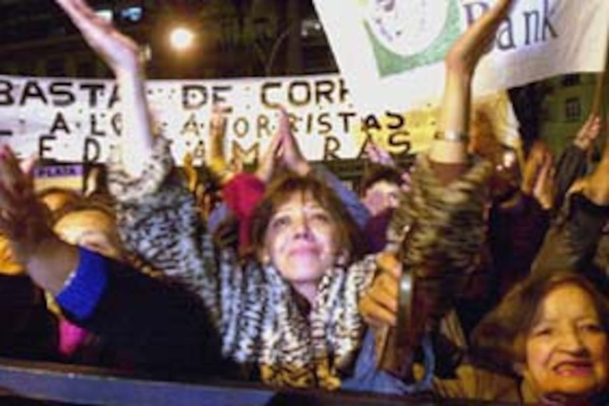 Los ahorristas se reunieron nuevamente anoche frente al Palacio de Justicia para protestar contra el corralito