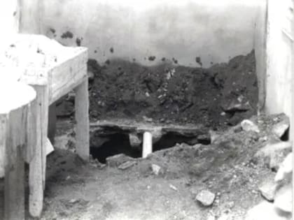 Los albañiles cavaron los huecos para las columnas que sostendrían una segunda planta en la casa familiar