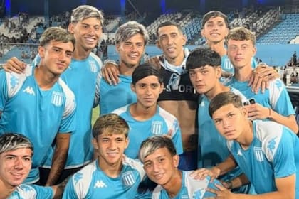 Los alcanzapelotas de Racing se juntaron para sacarse una foto con Ángel Di María, tras el encuentro entre la Academia y Rosario Central