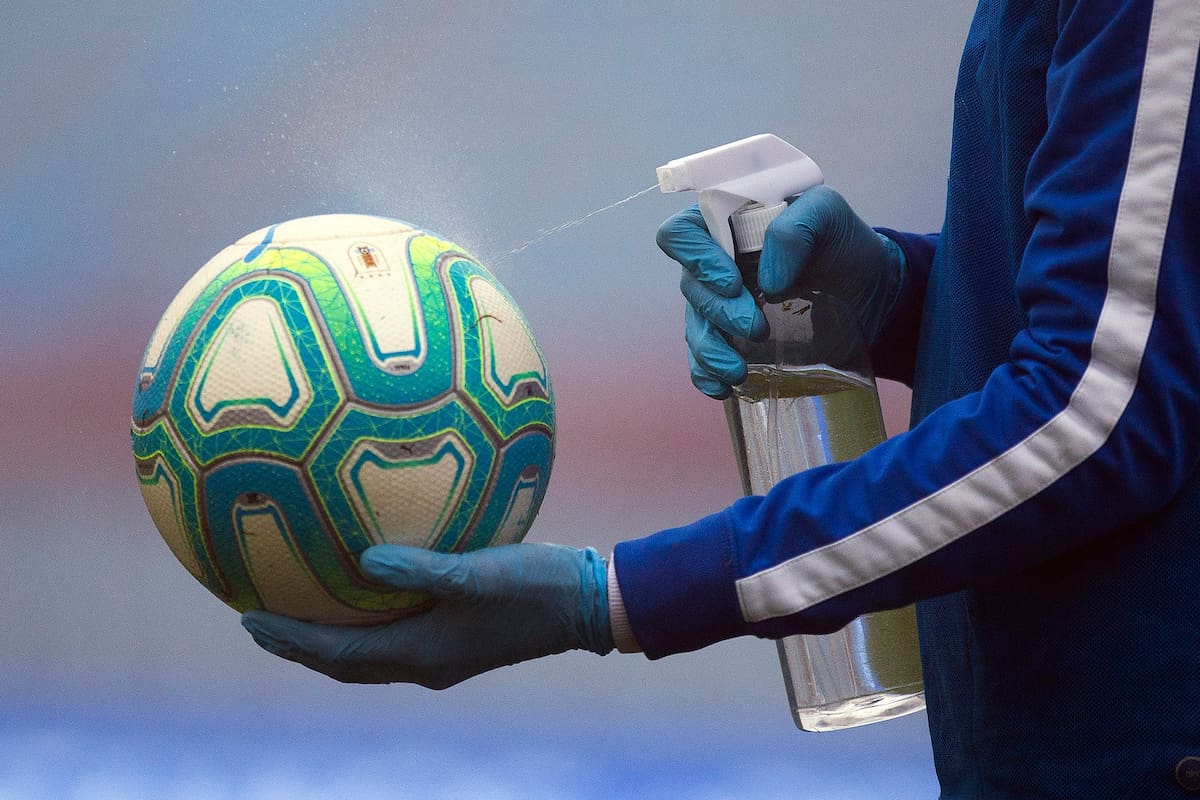 Los alcanzapelotas se encargaron de desinfectar las pelotas cuando tenían que reponer desde un lateral; el clásico entre Nacional y Peñarol no tuvo las habituales 50.000 personas en el Centenario de Montevideo