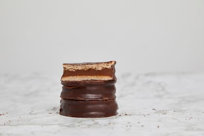 Los alfajores argentinos, por lo general, llevan dulce de leche