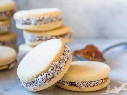 Los alfajores de maicena clásicos son con dulce de leche y coco rallado