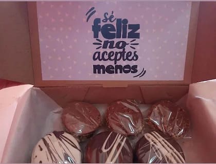 Los alfajores incluyen frases con leyendas optimistas, de amistad y amor.