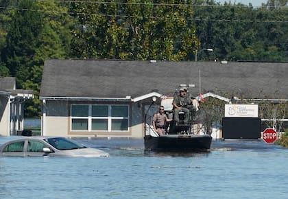 Los alguaciles del condado de Osceola usan una lancha para navegar en las aguas de la inundación que siguió al huracán Ian el viernes en Kissimmee, Florida (Bryan R. Smith/AFP/Getty Images)