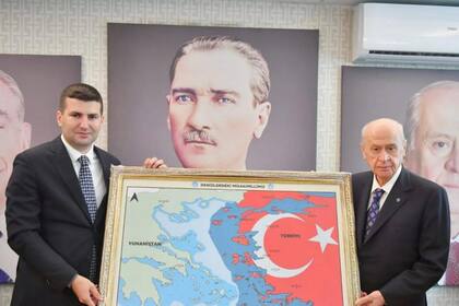 Los aliados ultranacionalistas de Erdogan del Partido de Acción Nacionalista (MHP) sostienen un mapa de la región donde todas las islas griegas del Egeo, incluida Creta e incluso Rodas, forman parte de Turquía