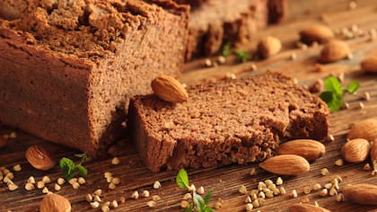 Los alimentos bajos en índice glucémico, menor a 55, como el pan de centeno, de salvo, avena, o arroz parboil o integral cocido al dente son los más recomendados en una dieta