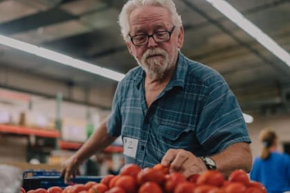 Los alimentos gratis del North Texas Food Bank se reparten por orden de llegada, por lo que es importante llegar temprano