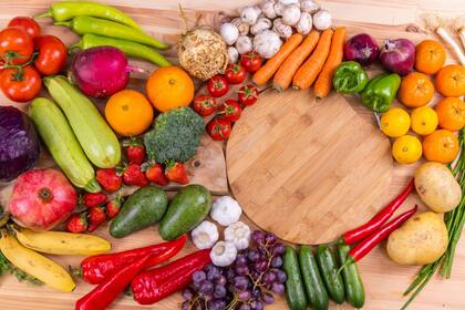 Los alimentos más recomendados por el experto son las frutas y las verduras, principalmente por su alto contenido en fibra