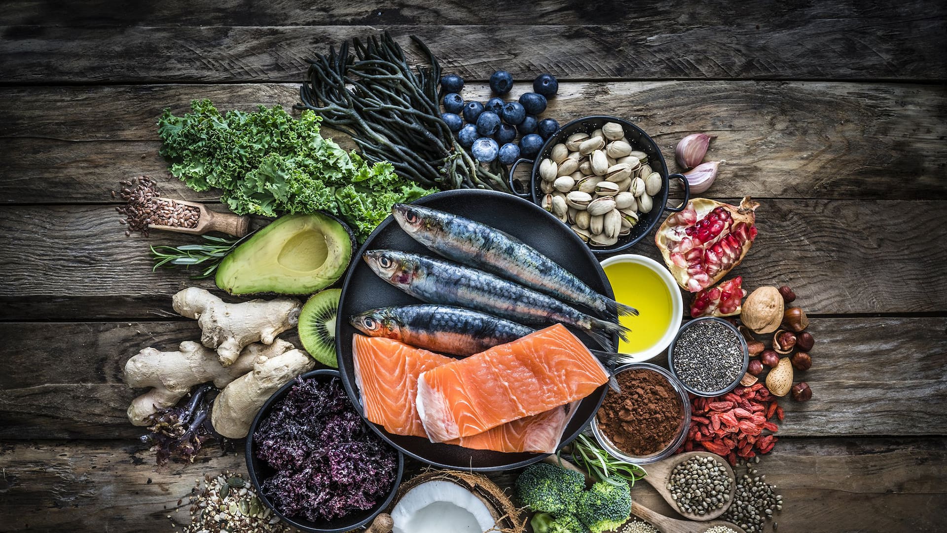 Los alimentos que colaboran en que no aumente la glucosa son los que contienen fibra tales como las frutas y las verduras, los cereales integrales, las legumbres, carnes magras y lácteos descremados