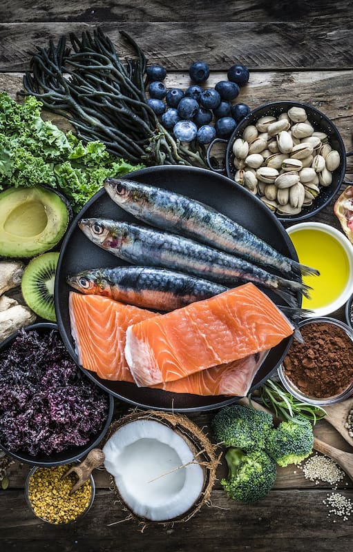 Los alimentos que colaboran en que no aumente la glucosa son los que contienen fibra tales como las frutas y las verduras, los cereales integrales, las legumbres, carnes magras y lácteos descremados