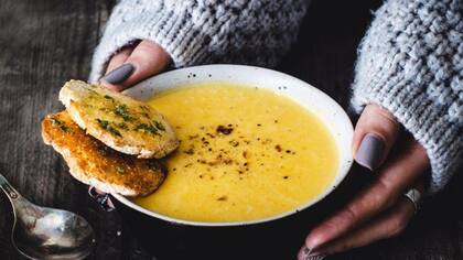 Los alimentos que contienen mucha agua, como la sopa, pueden darte una mayor sensación de saciedad
