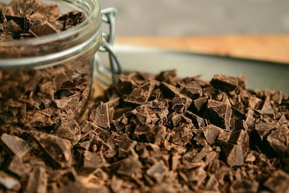 Los alimentos ricos en antioxidantes favorecen la desinflamación, como el chocolate negro de buena calidad