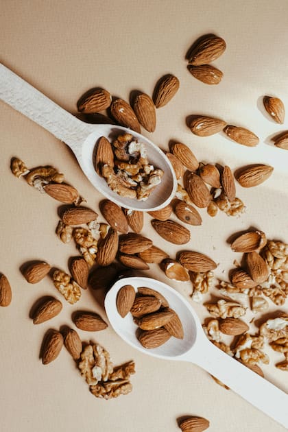 Los alimentos ricos en magnesio, como los frutos secos, son una opción natural y efectiva para cubrir este requerimiento nutricional