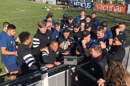 Los All Blacks, atentos... al cricket: siguieron al borde de la cancha la actuación del seleccionado neozelandés de cricket en el Mundial