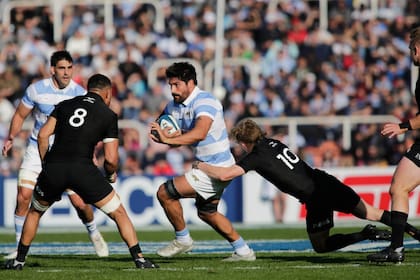 Los All Blacks ejercen una implacable defensa para resistir los ataques de los Pumas