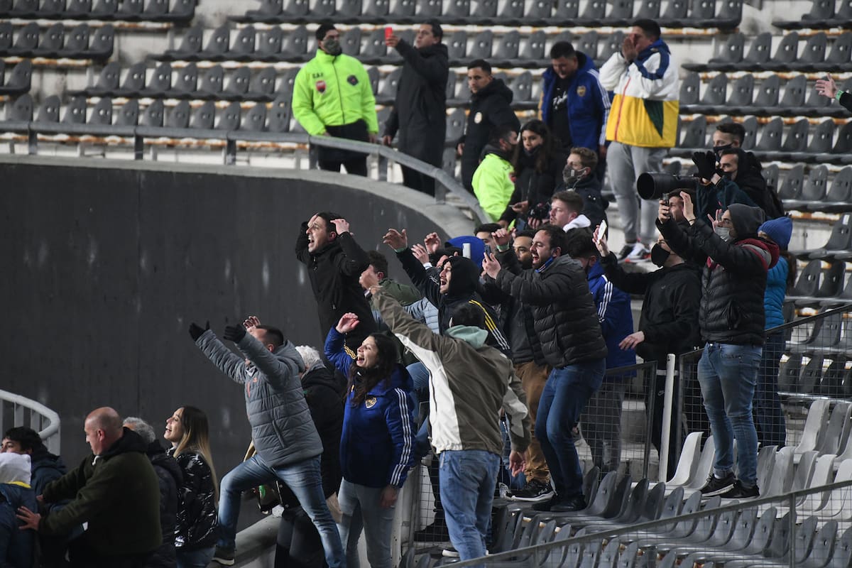 Los allegados de Boca se juntan en una de las tribunas del estadio y alientan al xeneize