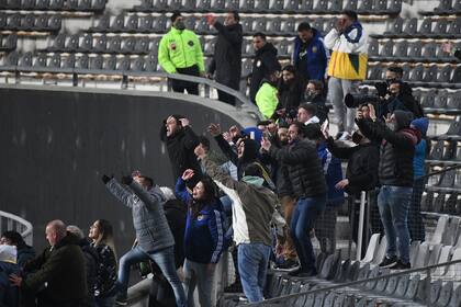 Los allegados de Boca se juntan en una de las tribunas del estadio y alientan al xeneize